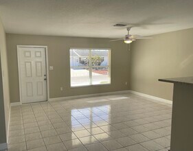 8504 43rd Ave Dr W in Bradenton, FL - Building Photo - Building Photo