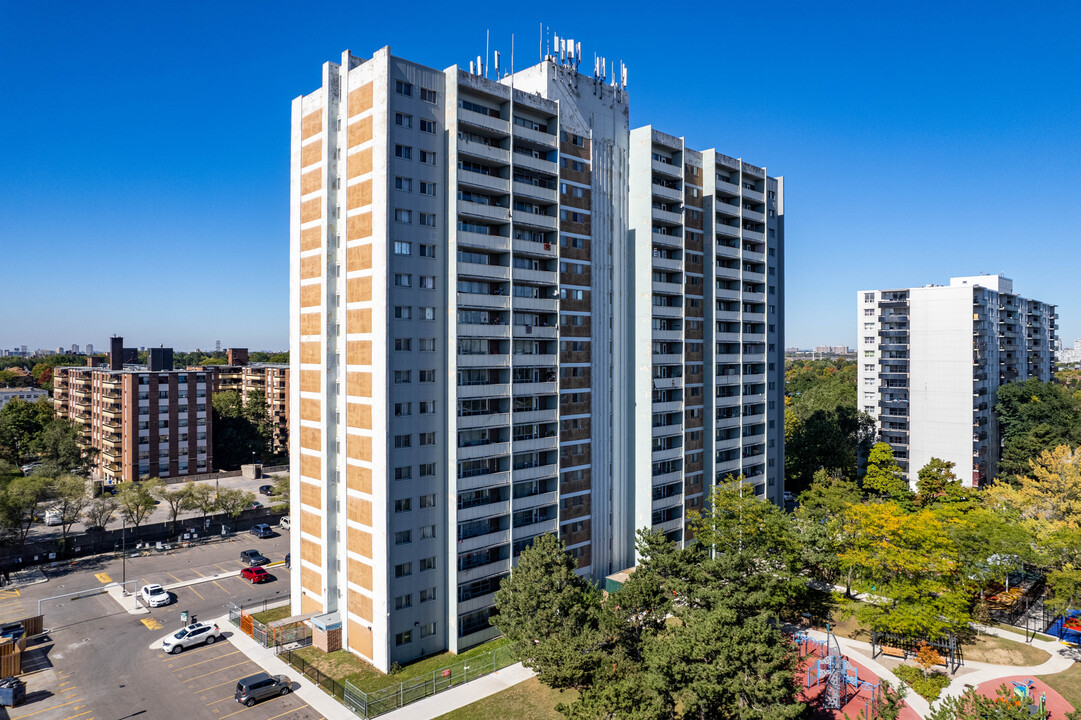 Gilder Drive in Toronto, ON - Building Photo