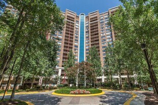 10101 Grosvenor Pl in Rockville, MD - Building Photo