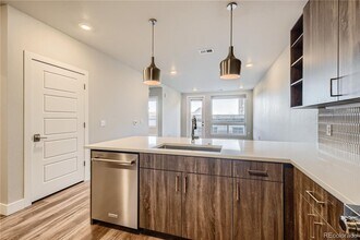 20 Wilcox St in Castle Rock, CO - Foto de edificio - Building Photo