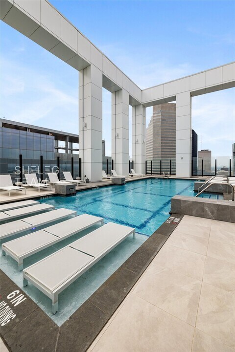 808 Crawford St in Houston, TX - Building Photo