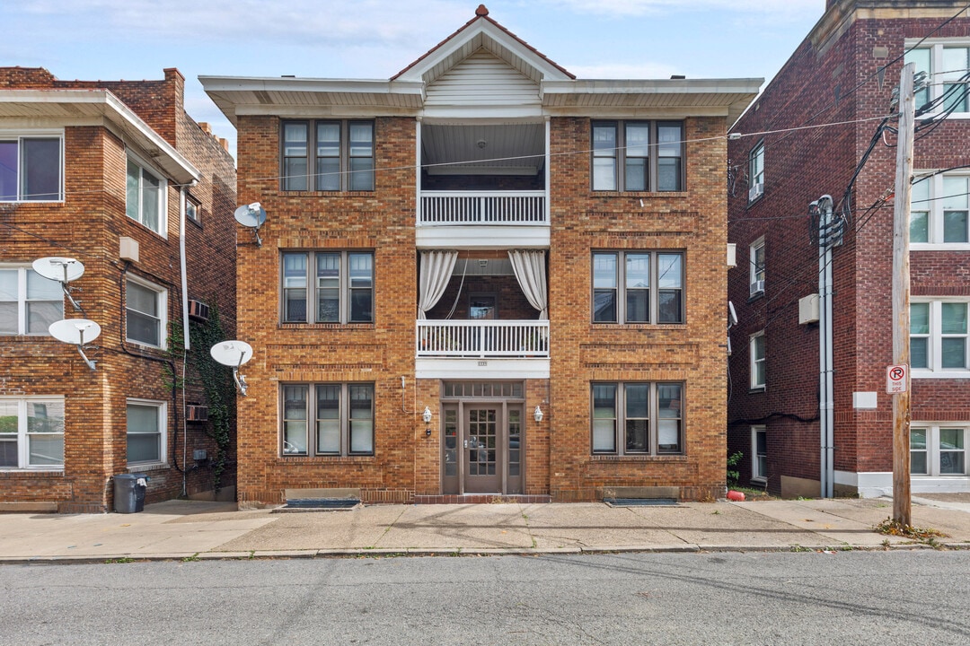 1138 Illinois Ave, Unit 1 in Pittsburgh, PA - Foto de edificio