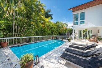 225 Harbor Dr in Key Biscayne, FL - Building Photo - Building Photo