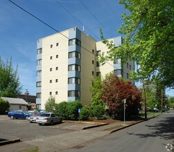 Corvallis Plaza in Corvallis, OR - Building Photo - Building Photo