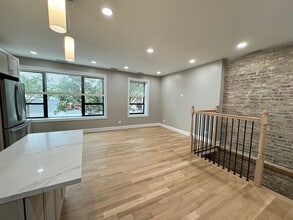 4635 N Clark St, Unit 2 in Chicago, IL - Building Photo - Building Photo