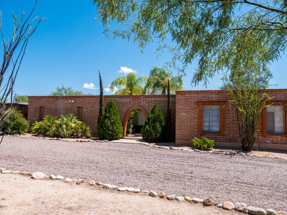 1901 W Omar Dr in Tucson, AZ - Building Photo