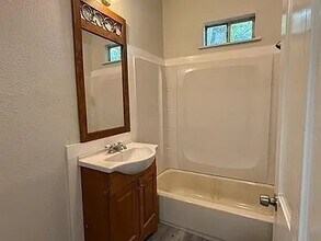 1837 W Houston St in Paris, TX - Building Photo - Building Photo