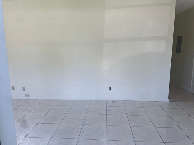 909 SW 8th St in Hallandale Beach, FL - Foto de edificio - Building Photo