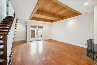 215 Walnut St in Newport Beach, CA - Building Photo - Building Photo