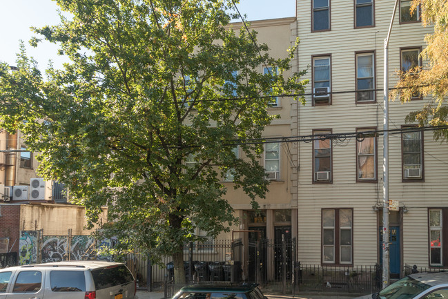 154 N 9th St in Brooklyn, NY - Foto de edificio - Building Photo