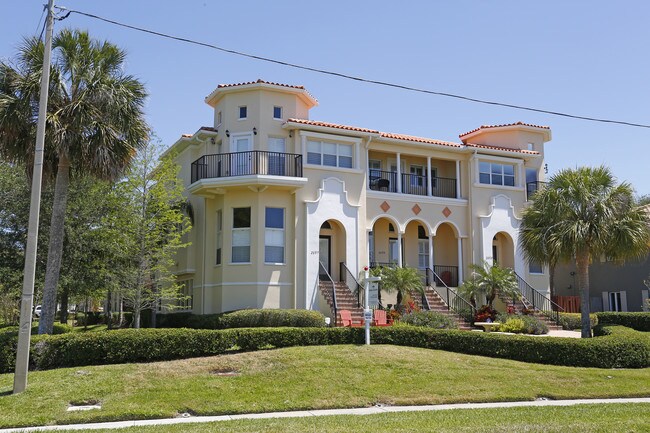 2097 Edgewater Dr