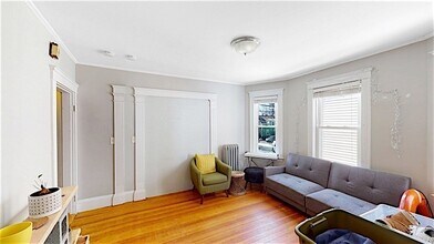 243 Summer St, Unit 1 in Somerville, MA - Foto de edificio - Building Photo