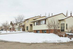 124 Silvergrove Hl NW in Calgary, AB - Building Photo