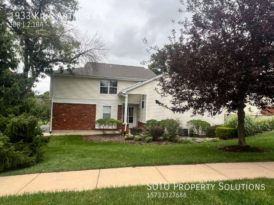 1933 King Arthur Ct in St. Louis, MO - Building Photo