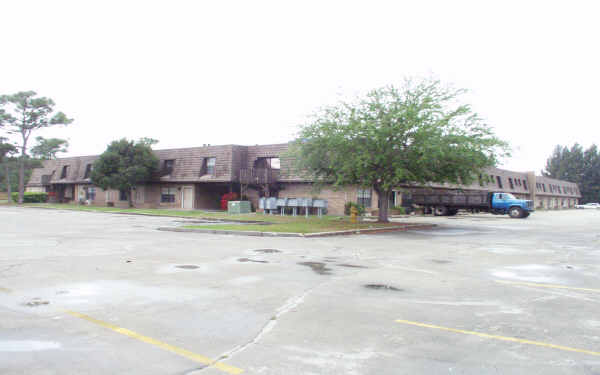 Arlington Pines in Melbourne, FL - Foto de edificio