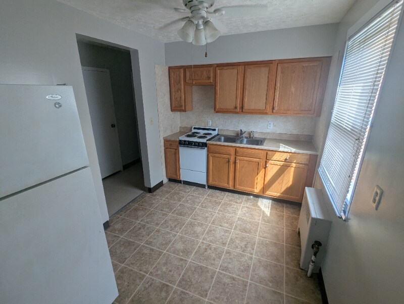 6 Bradley Ave in Shelby, OH - Building Photo