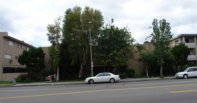 MicBri Apartments in Canoga Park, CA - Foto de edificio - Building Photo