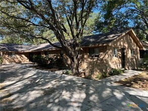 624 E Elm St in Seguin, TX - Building Photo - Building Photo
