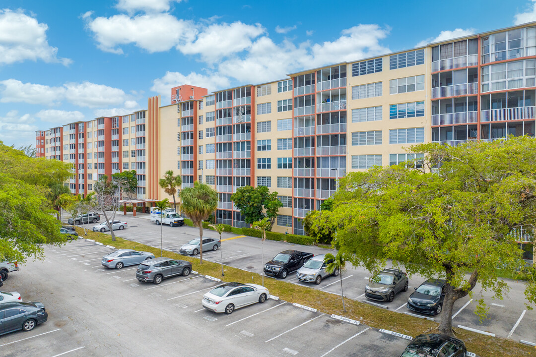 Camelia Gardens in North Miami Beach, FL - Building Photo