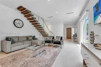 2868 SW 33rd Ct in Miami, FL - Foto de edificio - Building Photo