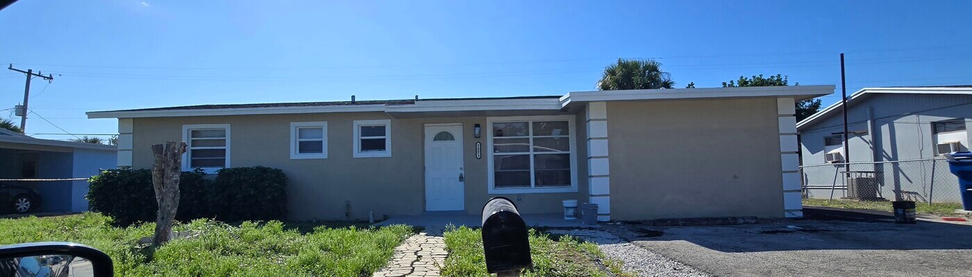 1121 W 23rd St in Riviera Beach, FL - Building Photo