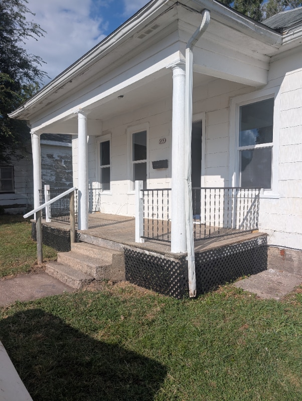 property at 915 S 5th St