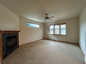 1642 NW Hickory Pl in Redmond, OR - Building Photo - Building Photo