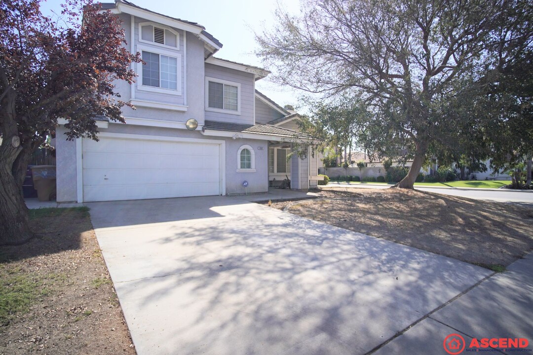 10801 Galway Bay Dr in Bakersfield, CA - Building Photo