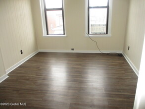 1830 3rd Ave in Watervliet, NY - Foto de edificio - Building Photo