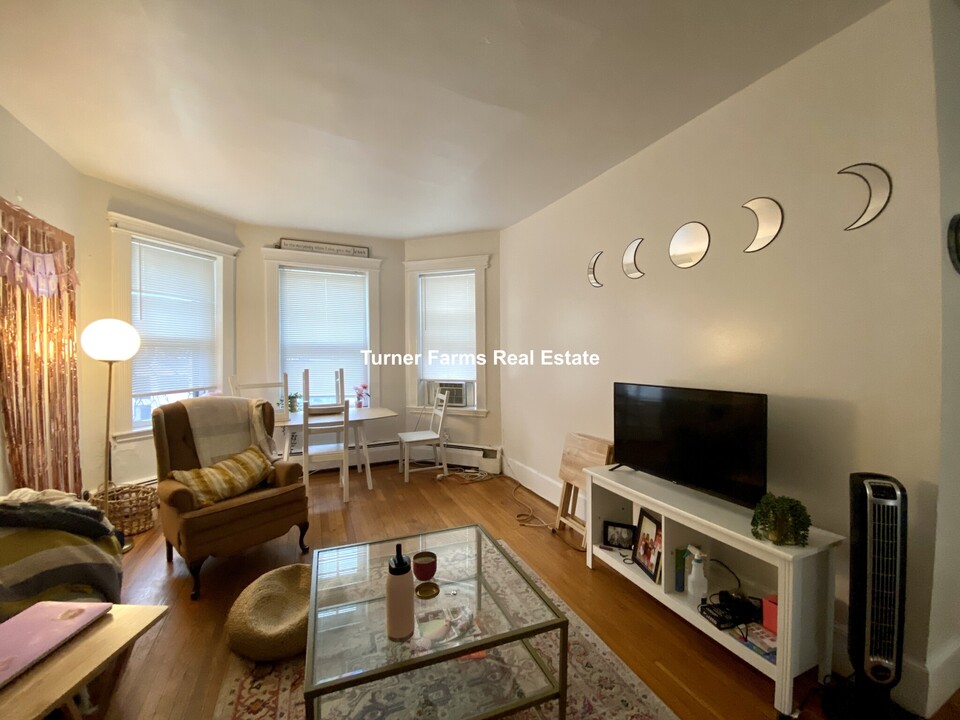 447 Park Dr, Unit 3C in Boston, MA - Building Photo