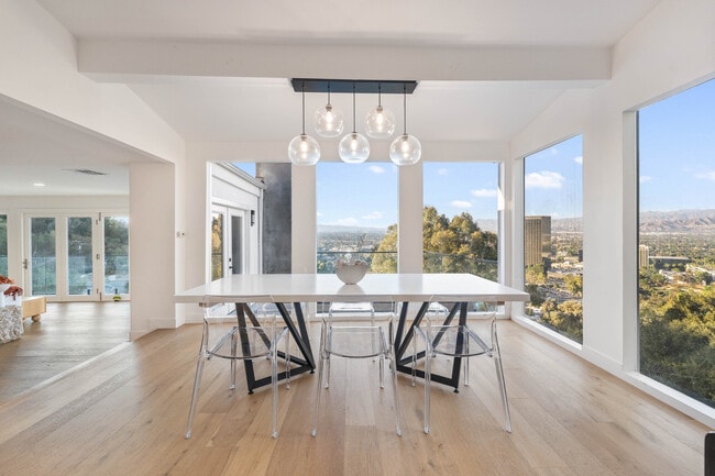 property at 3541 Multiview Dr