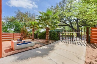 2410 Bryan St in Austin, TX - Building Photo - Building Photo