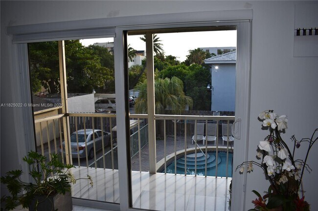 230 Sunrise Dr, Unit 11 in Key Biscayne, FL - Building Photo - Building Photo