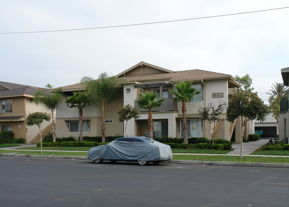 1229 W Lynne Ave in Anaheim, CA - Foto de edificio