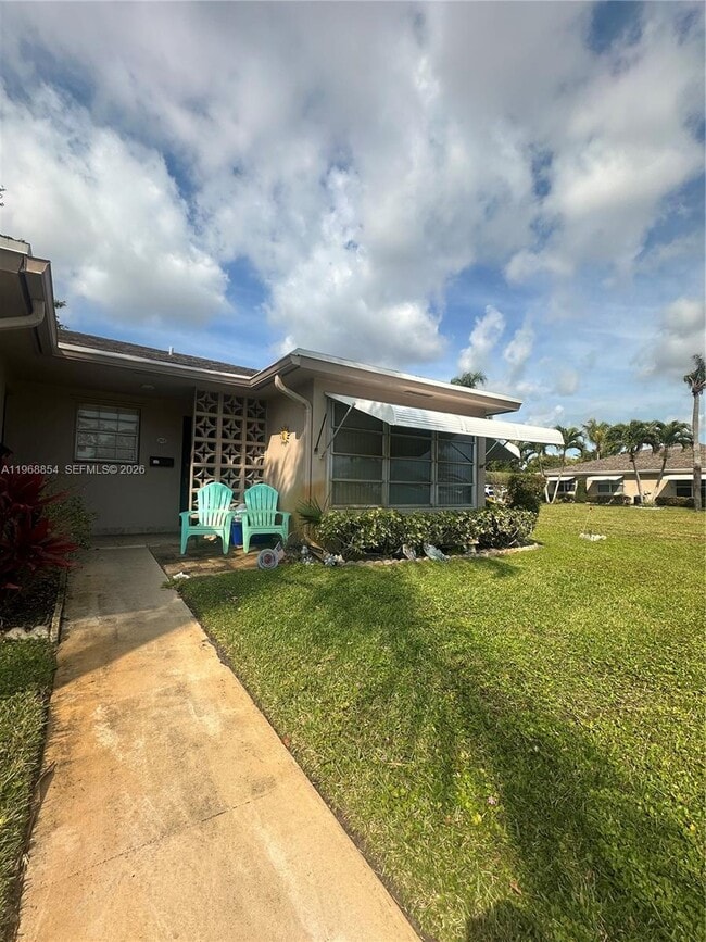 1252 Club Dr W in Delray Beach, FL - Building Photo - Building Photo