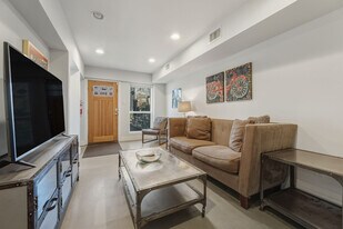 300 Bouldin Ave in Austin, TX - Building Photo