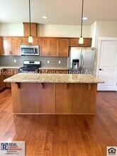 410 SW Basilone Terrace in Beaverton, OR - Building Photo - Building Photo