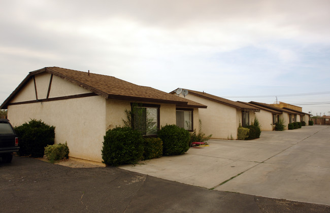 15952 Sequoia Ave in Hesperia, CA - Building Photo - Building Photo