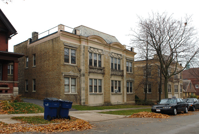 CHATEAU DORE' A in Milwaukee, WI - Foto de edificio - Building Photo