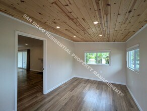12435 Rios Rd in San Diego, CA - Foto de edificio - Building Photo