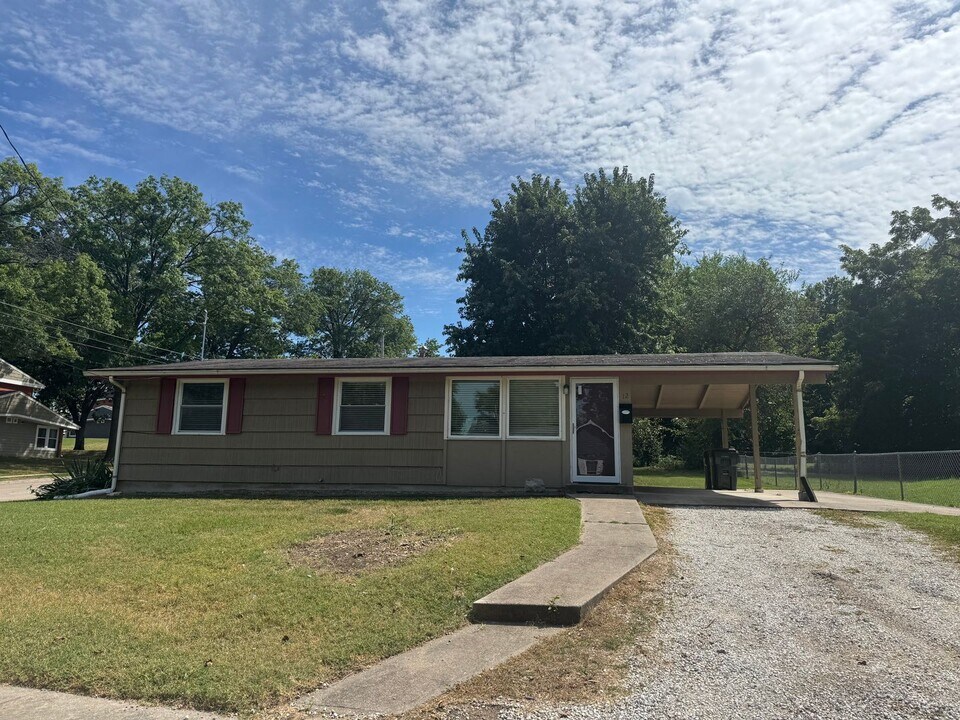 12 Allen St in Columbia, MO - Building Photo