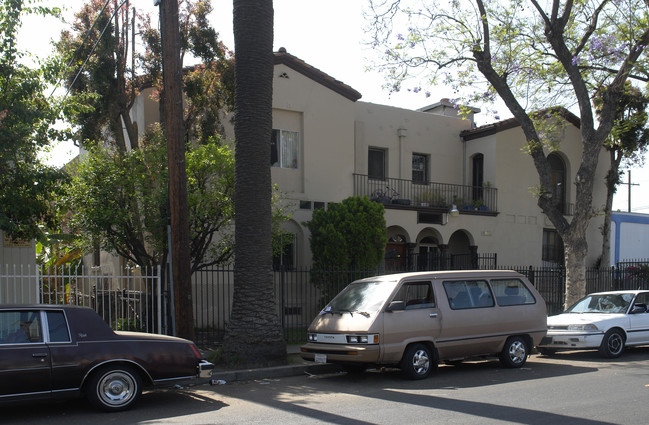 1075 N St Andrews Pl in Los Angeles, CA - Building Photo - Building Photo