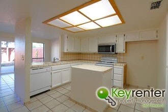 8021 Sawgrass Cir in Citrus Heights, CA - Foto de edificio - Building Photo
