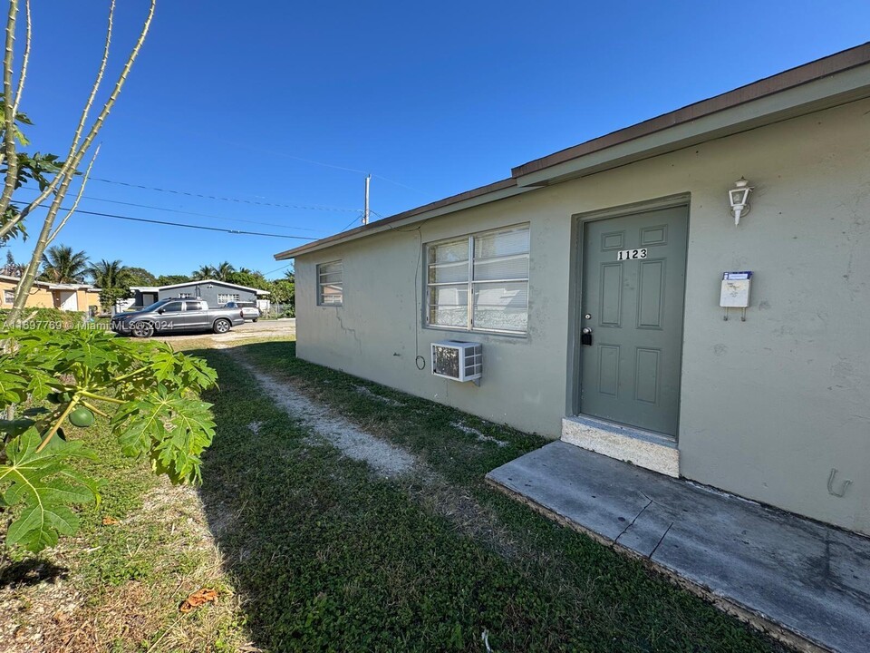 1123 NW 11th St-Unit -1123 in Homestead, FL - Building Photo