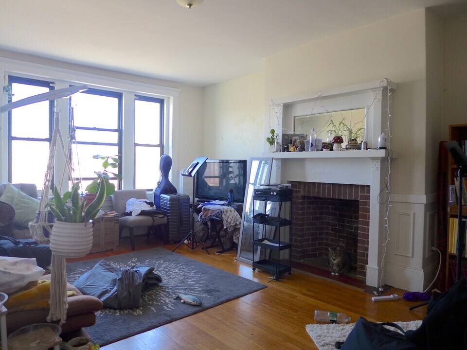 143 Sutherland Rd, Unit 4 in Boston, MA - Foto de edificio