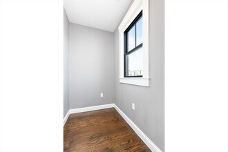 230 E Eagle St, Unit #1 in Boston, MA - Foto de edificio - Building Photo
