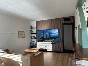 1860 Venice Park Dr in North Miami, FL - Foto de edificio - Building Photo