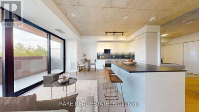 2720 Dundas St W in Toronto, ON - Building Photo - Building Photo