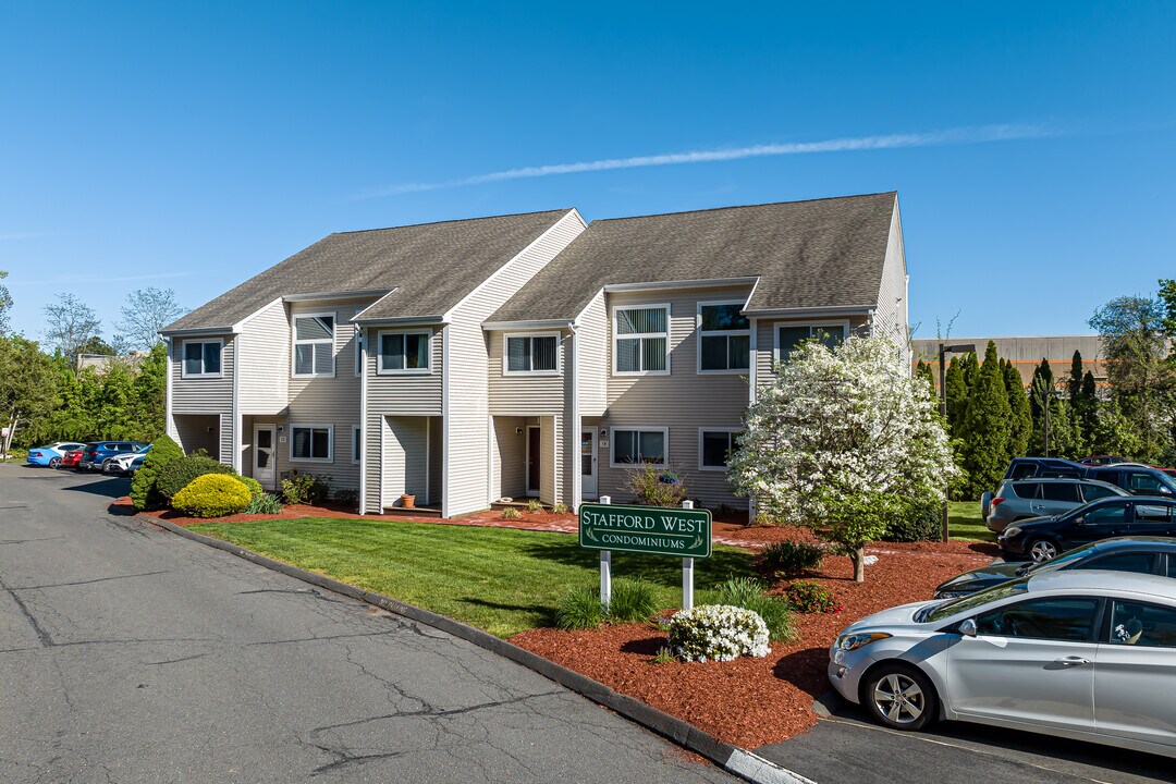 Stafford West Condominiums in Bristol, CT - Foto de edificio