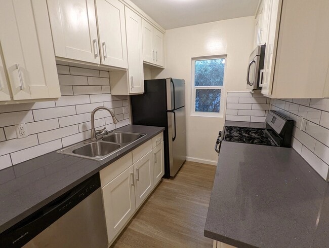 6142 Eleanor Ave in Los Angeles, CA - Foto de edificio - Building Photo